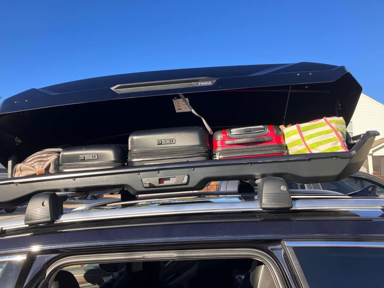 Thule Motion 3 feature callouts showing trunk access, SlideLock system, and accessory options