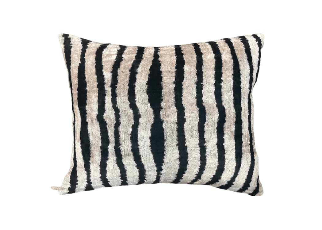 Coussin velours et soie Ikat 40x50 cm pour revitaliser un canapé uni