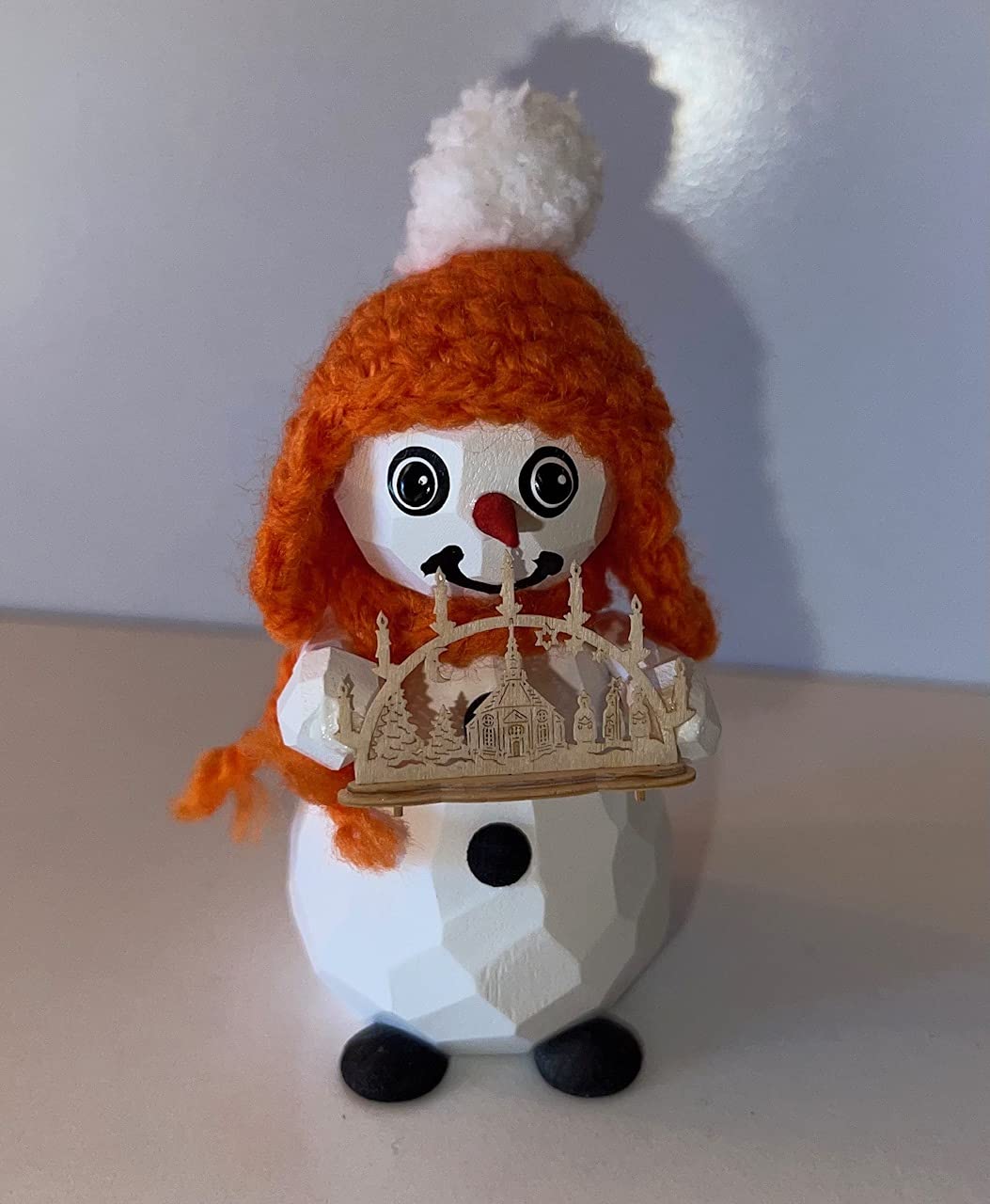 Bonhomme de neige Sylvi avec arche 8cm figurine sculptée