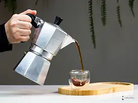 Cafeteira Italiana Original Premium Moka Tradicional Clássica em Alumínio 300ml – Para 6 Xícaras de Café Expresso, Alça Resistente, Café Especial em Poucos Minutos