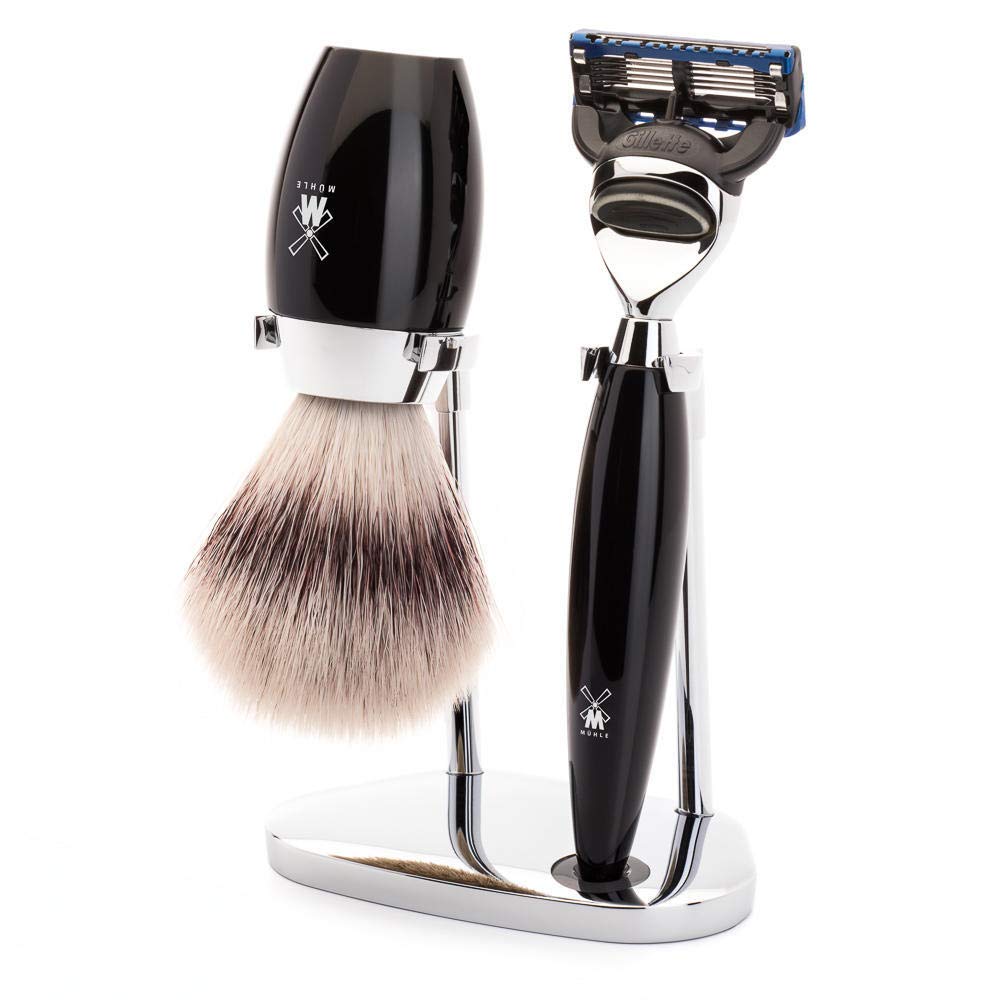 MÜHLE Kosmo 3-tlg. Rasierset mit Systemrasierer, Edelharz-Griff in schwarz | Nassrasur-Set kompatibel mit Gillette Fusion-Klinge, Rasierpinsel Silvertip Fibre vegan, Halterung, für Bart, Gesicht, Körper