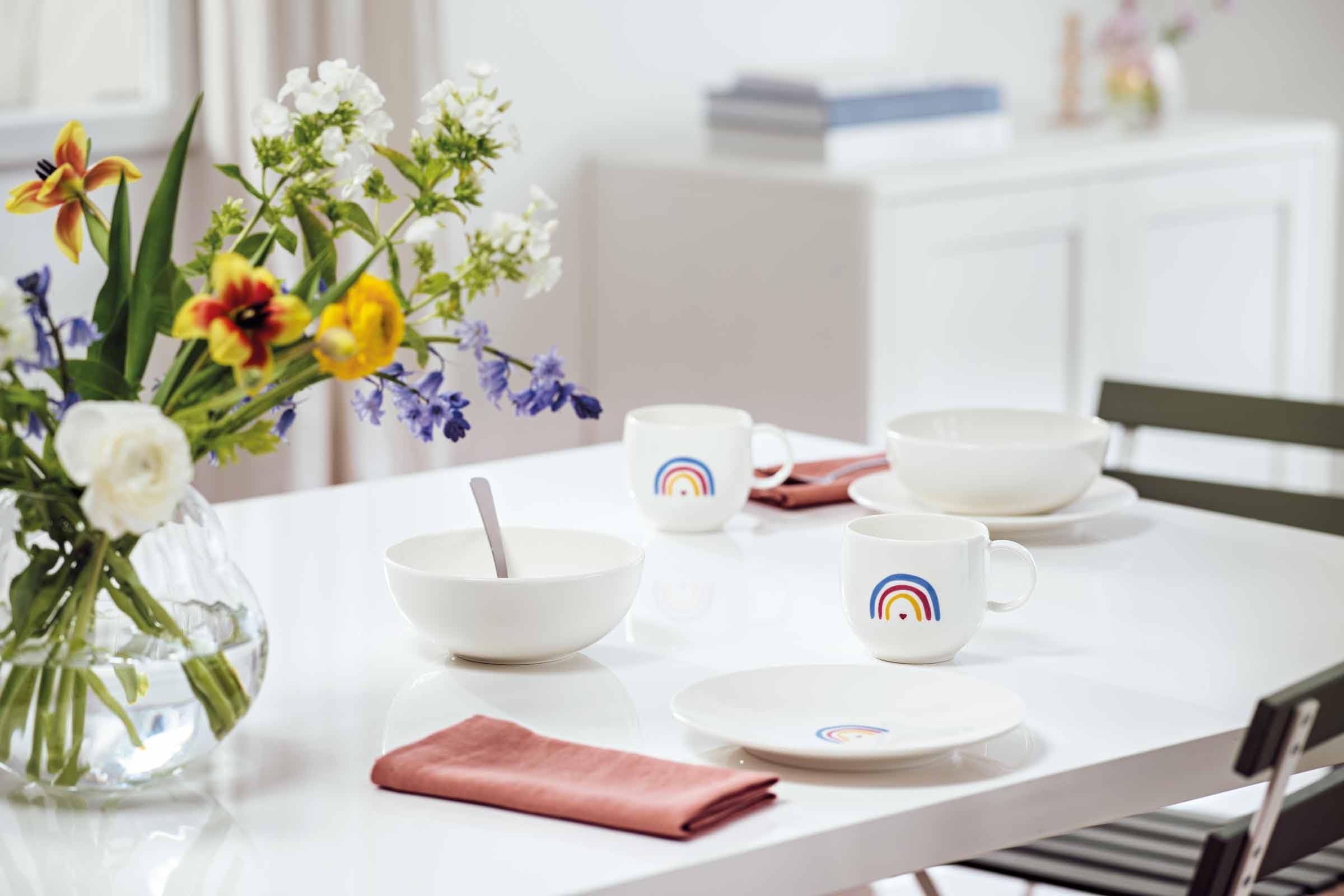 Villeroy & Boch With Love Müslischalen Be Happy 4er Set, 590 ml, Vielseitige Schalen für Suppe, Salat und Ramen, Premium Porzellan, spülmaschinen- & mikrowellengeeignet