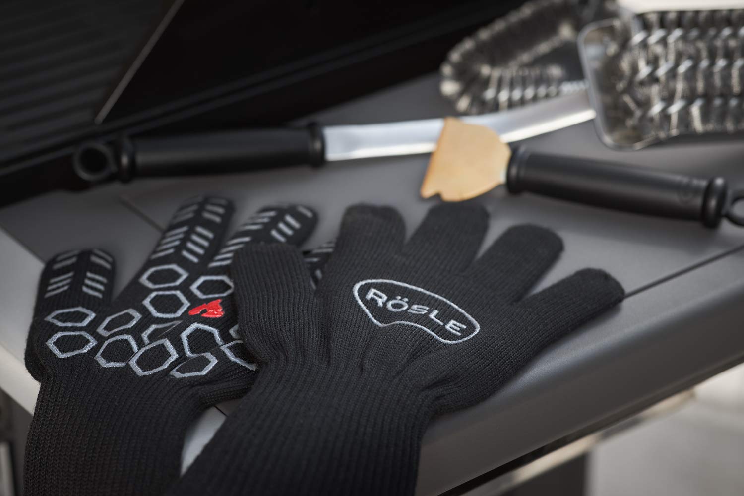 RÖSLE Premium-Grillhandschuhe, Hochwertige Handschuhe zum Schutz vor Verbrennungen & Ablagematte Silikon, Hochwertige Silikonmatte zum Schutz von Ablageflächen, schwarz