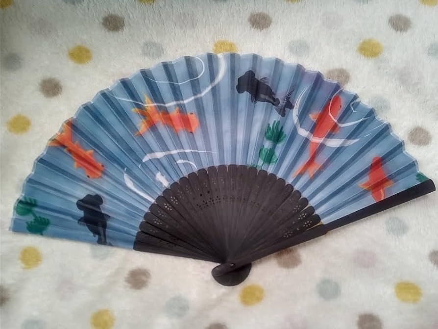 Amazon.co.jp: 金魚柄 扇子 布タイプ 21㎝ 水色 天然竹使用