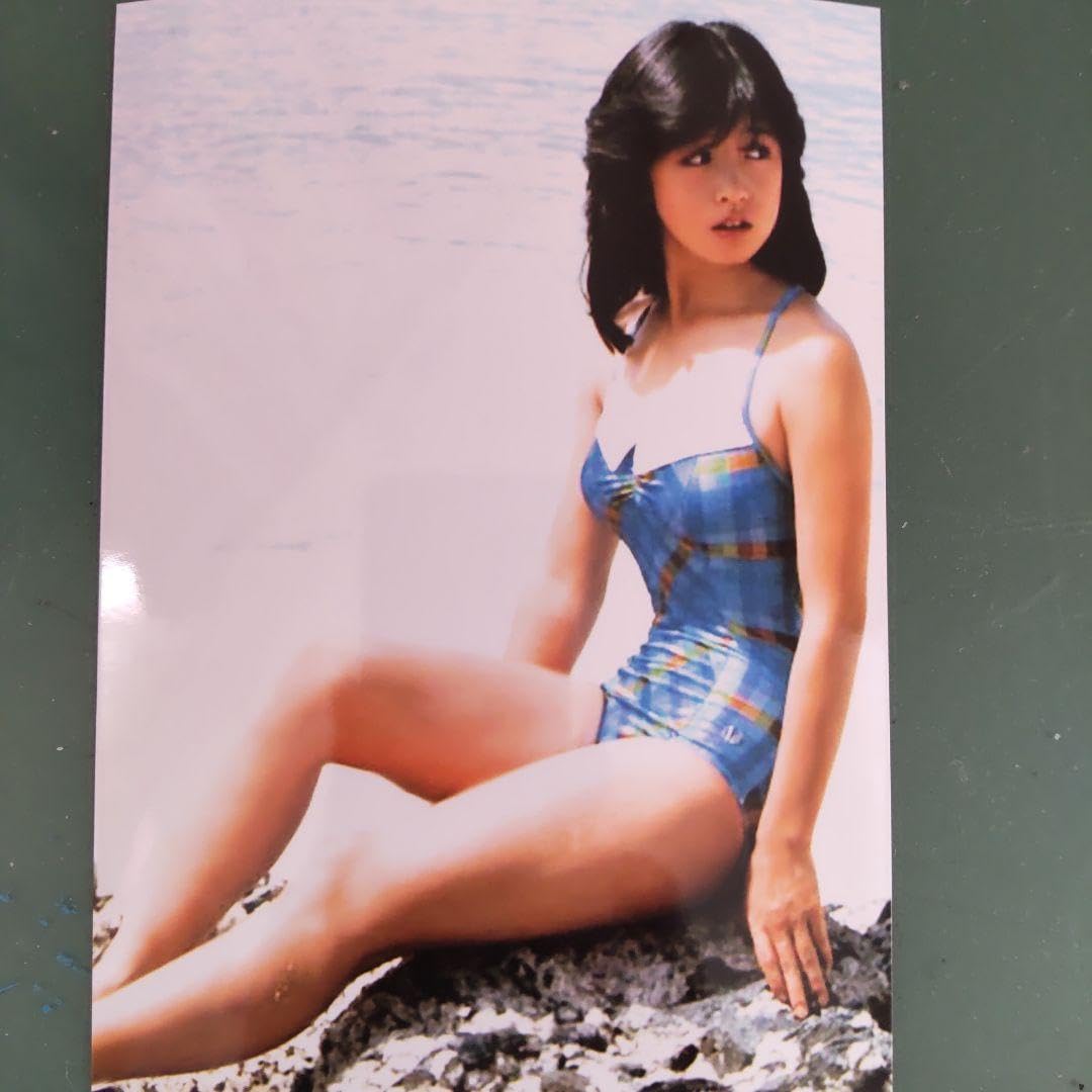 昔々の中森明菜さんの写真集です 昔々の中森明菜さんの写真集です （中森明菜の若い頃がピュアで