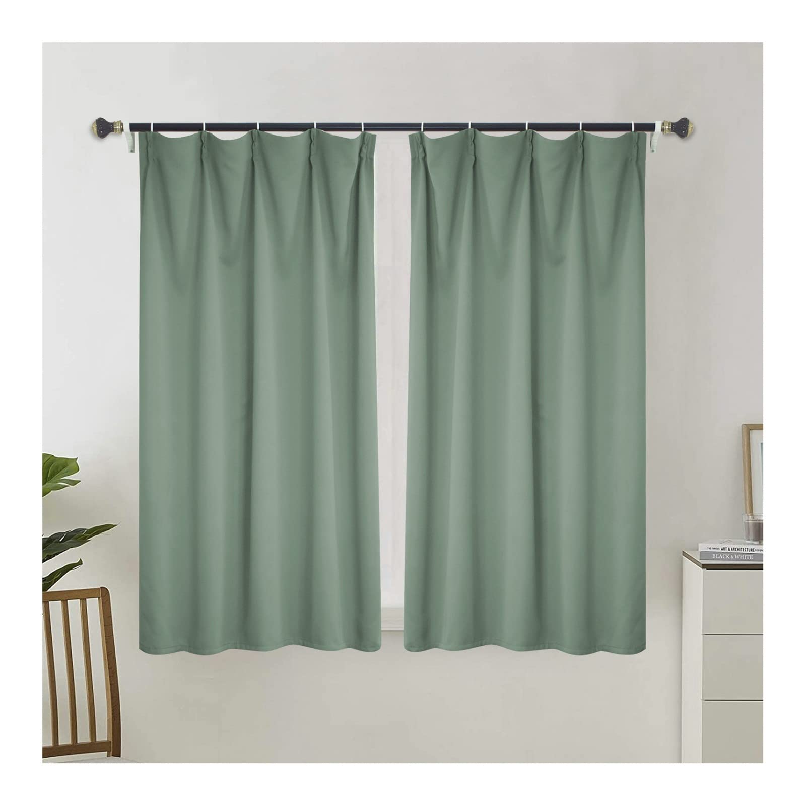 Rideaux occultants vert clair pour créer une ambiance cocooning dans le salon
