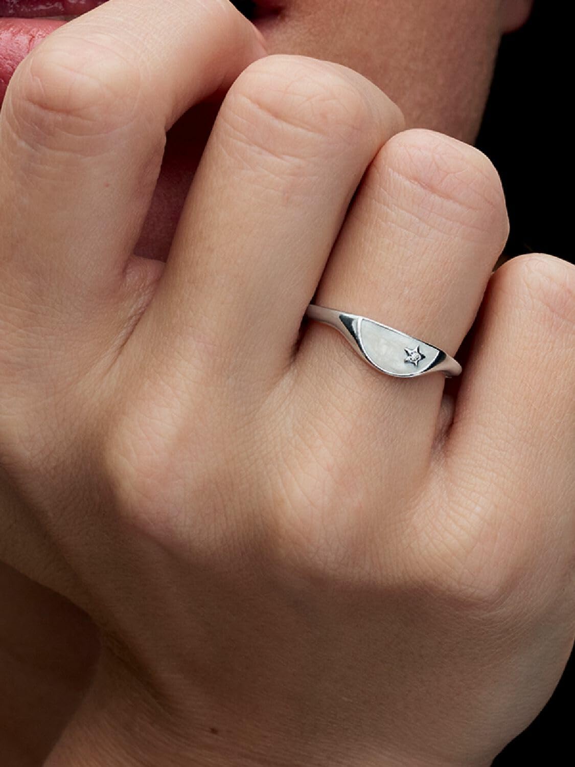 PANDORA ME - Anello sigillo in argento sterling, con pietre di zirconia cubica incolori e smalto bianco scintillante