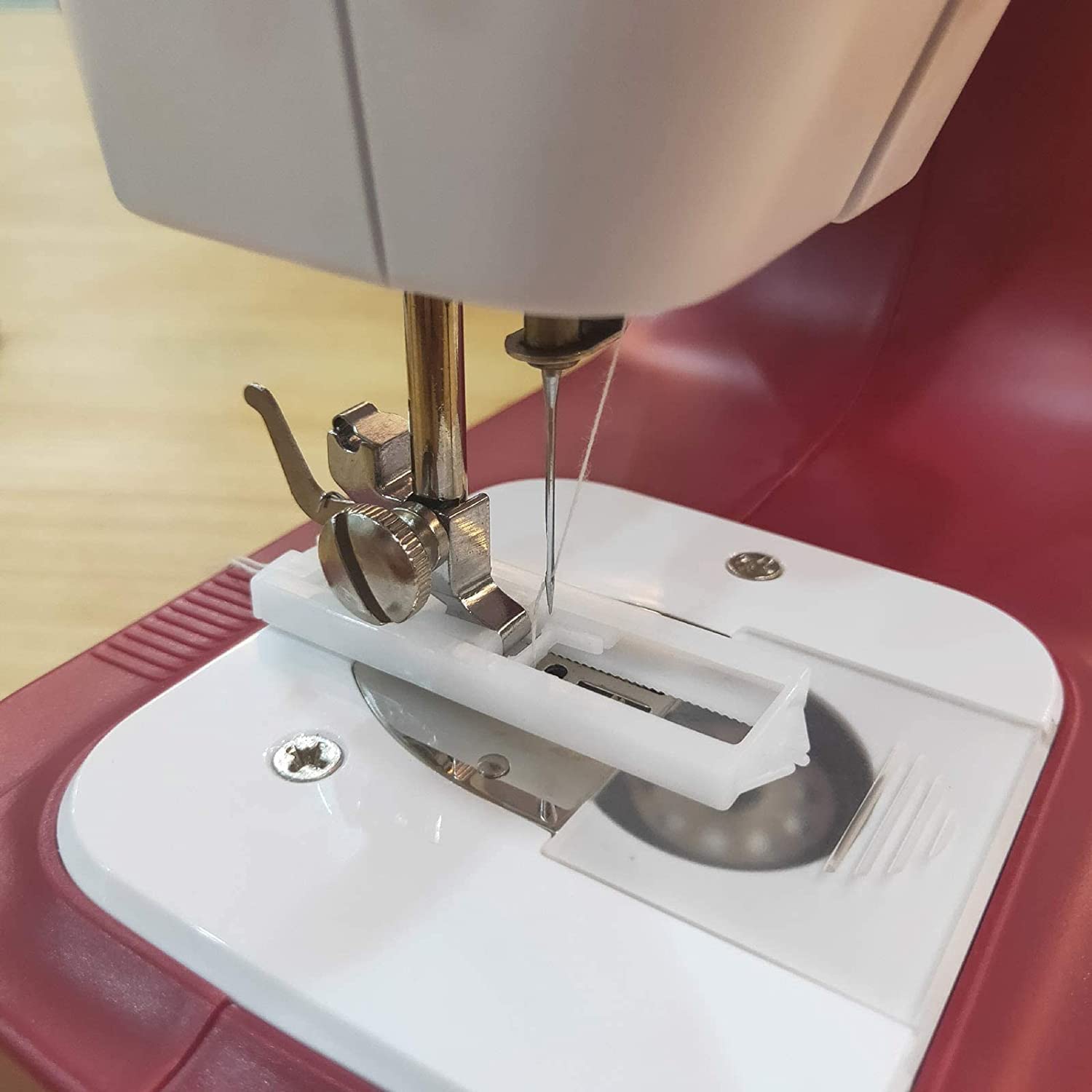 Mini máquina de coser, máquina de coser eléctrica con 12 patrones de puntada, uso doméstico, fácil de operar, ideal para principiantes y proyectos de manualidades, diseño portátil