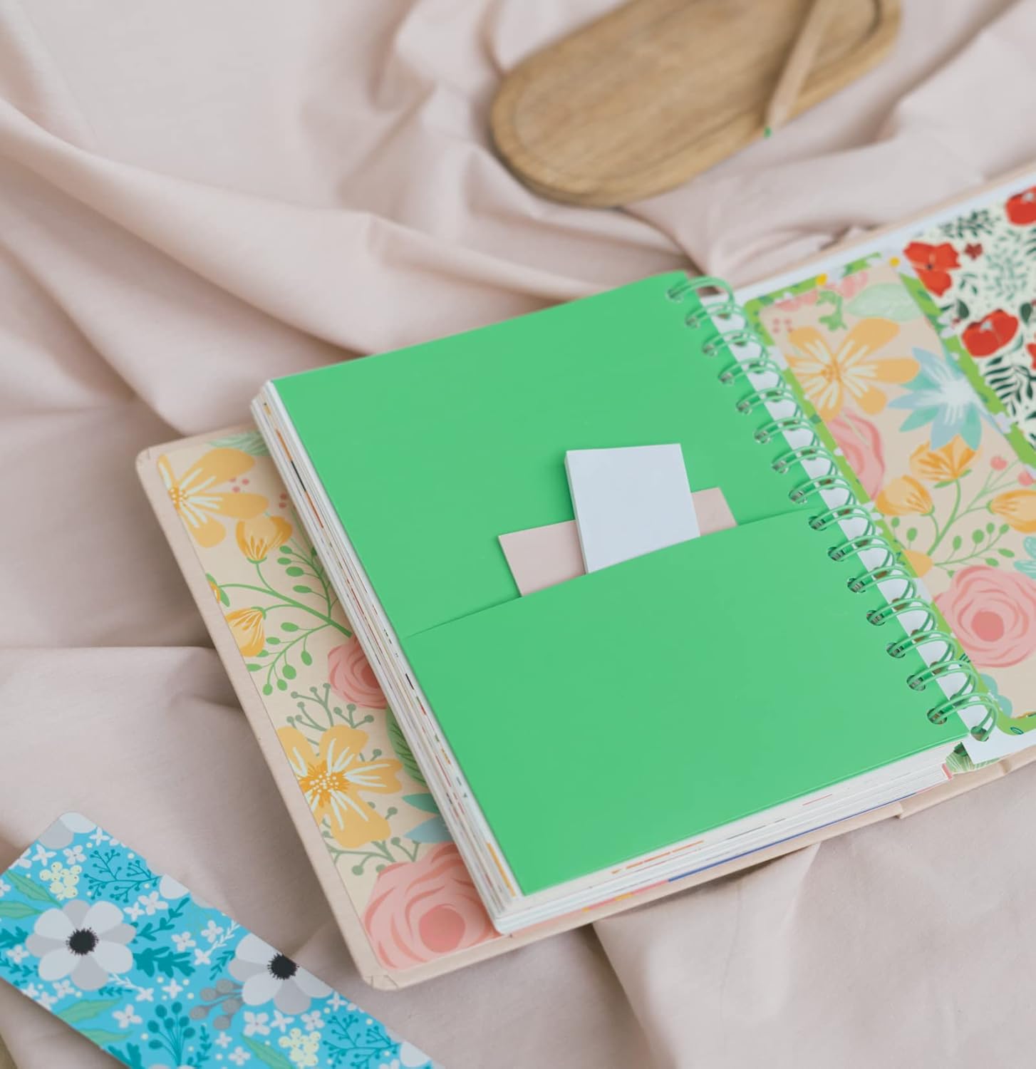 Kokonote Blummen 2023 Diary - 6.3 x 7.8 inches | 16.5 x 20 cm | Academic Week View Diary With Stickers | Cute Flowers Stationery