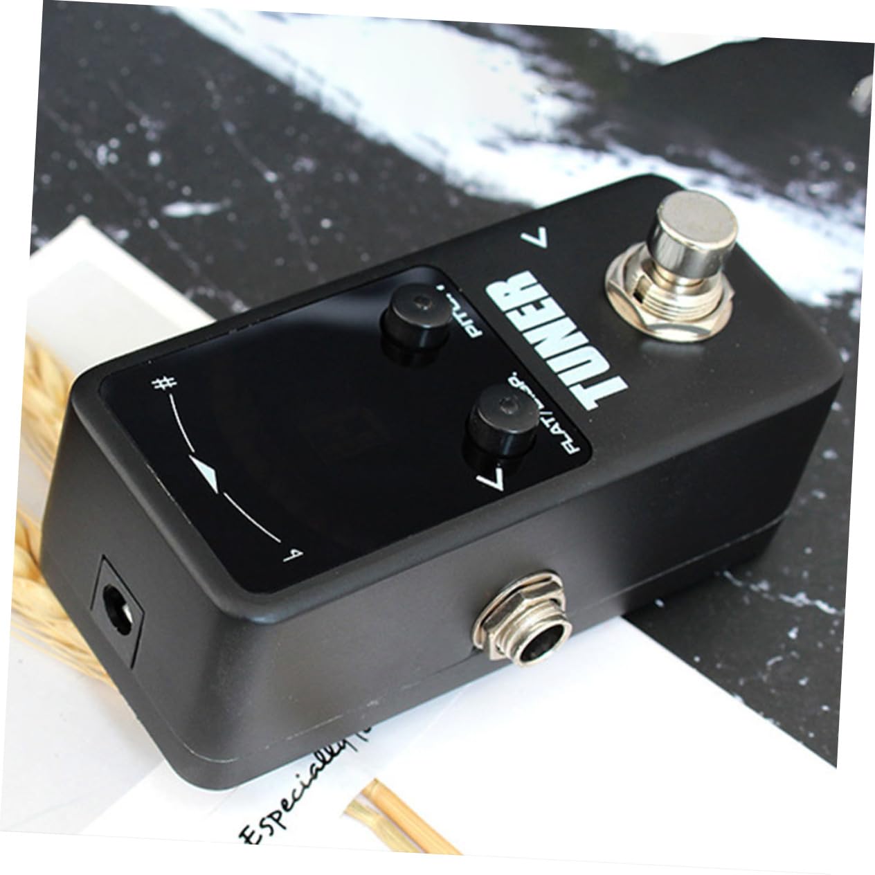 Accordeur de Guitare Électrique Noir en Aluminium, Réglage Précis | Format Mini, Alimentation 9 V, Impédance D’entrée 1 Mω et Sortie 10 Kω