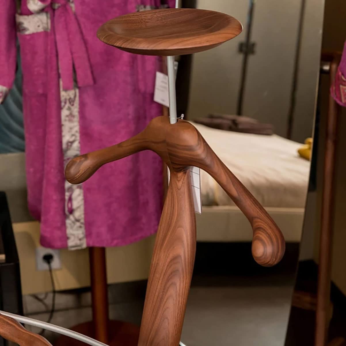 RajoNN Perchero de pie Trajes con Bandeja Superior, Percha de Contorno para Pantalones, Corbata y cinturón, fácil de Montar para Sala de Estar y Dormitorio (marrón, 46 x 126 cm)