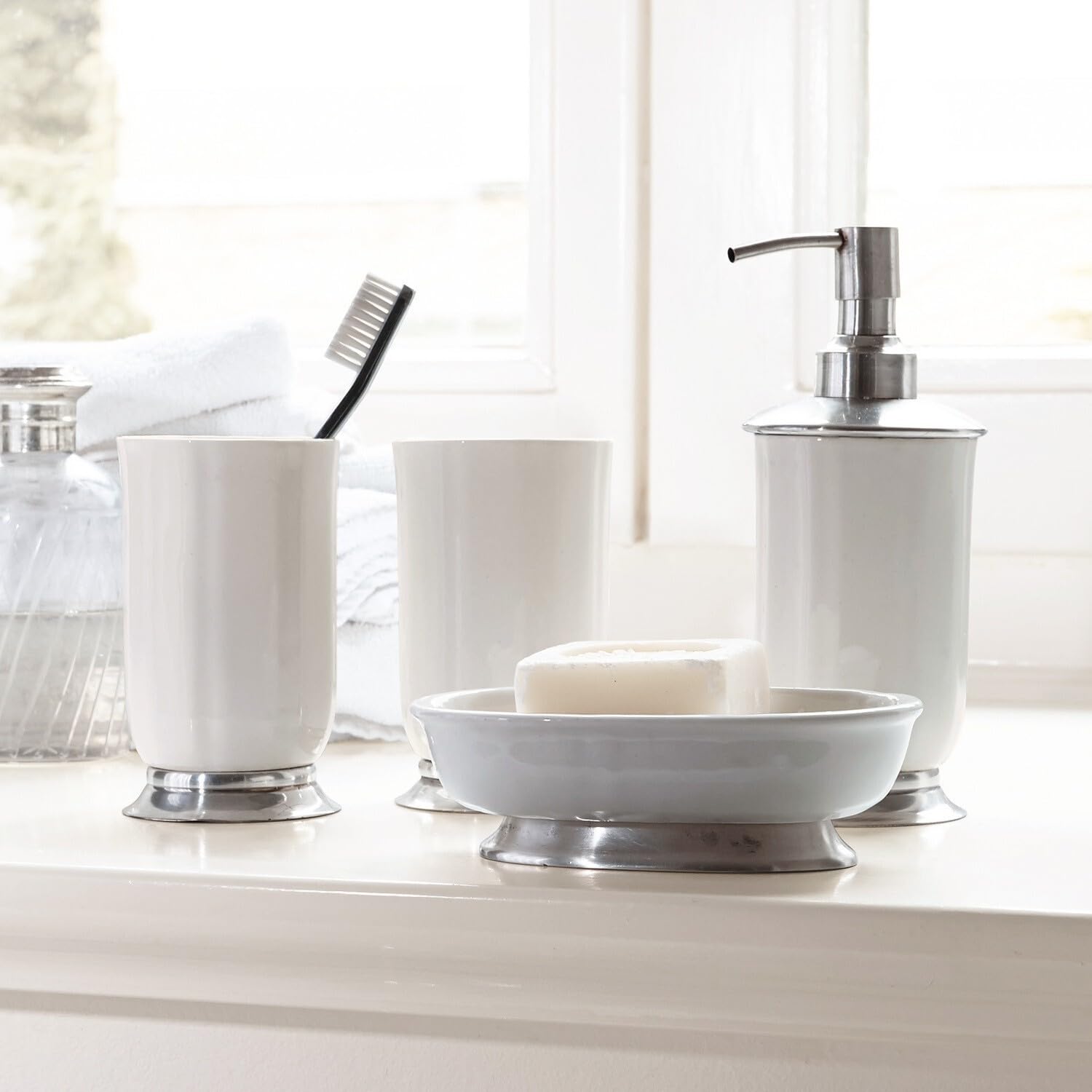 Loberon Bad-Set Millicent, Zwei Becher, eine Schale und EIN Seifenspender, Zeitloses Design, Badzubehör, Badaccessoire, Keramik, Messing, weiß/Silber | Zwei Becher, eine Schale und EIN Seifenspender, Zeitloses Design, Badzubehör, Badaccessoire, Keramik, M