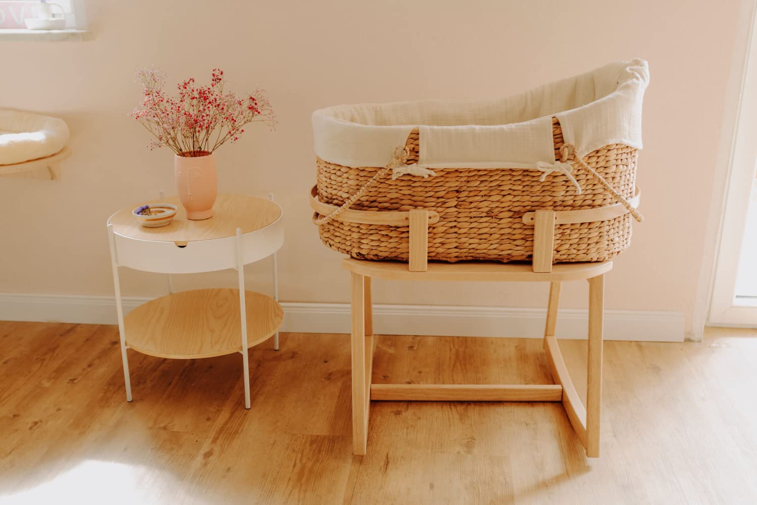 Geuther Moses Set Moses Basket & Fuß 3-in-1: Stubenbett, Wiege und Tragekorb Sanfte Wiegefunktion aus natürlichem Korbgeflecht 100% Bio Baumwolle Farbe: Mint