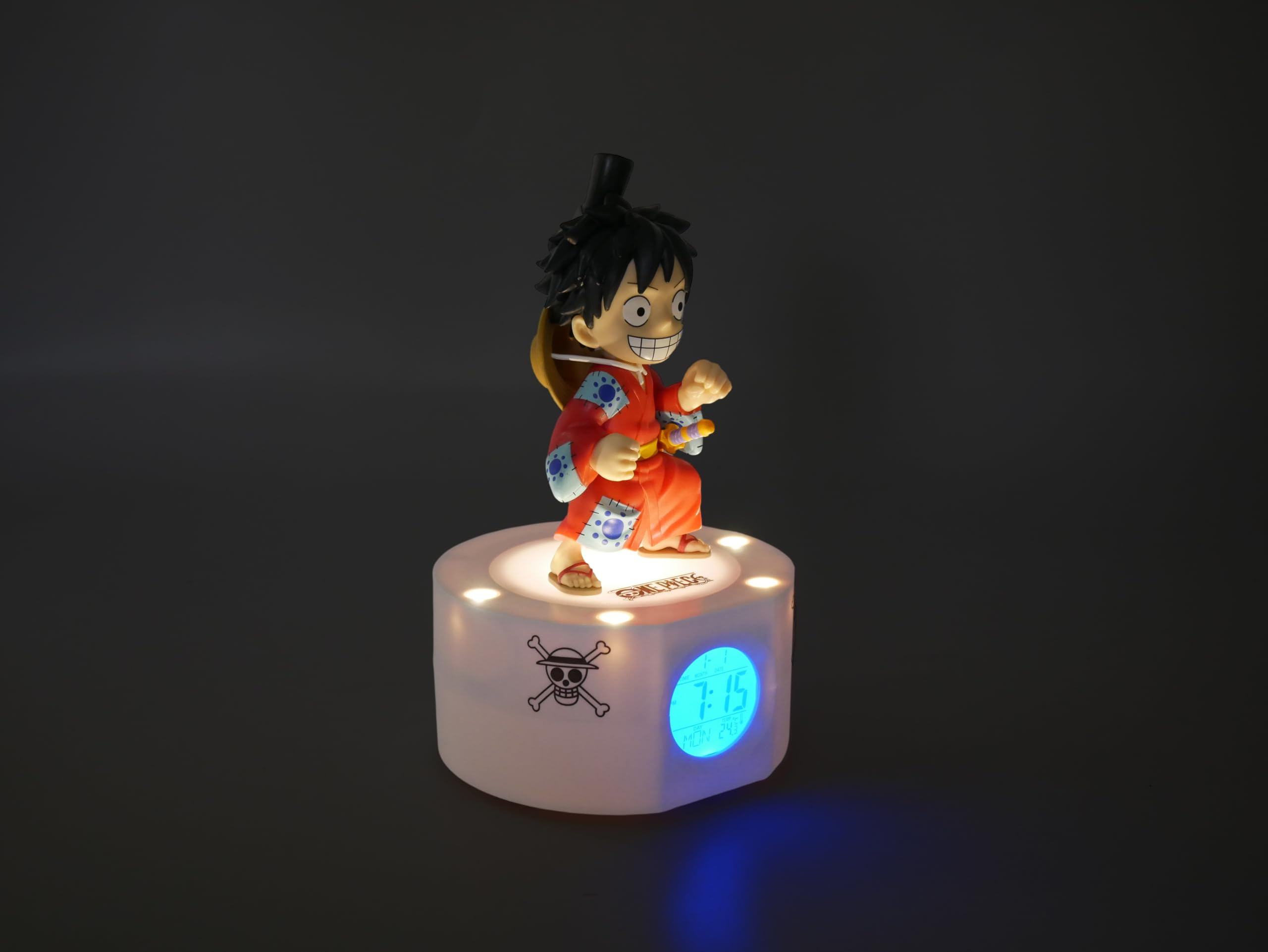 Teknofun - One Piece Licencia Oficial - Reloj Despertador Luffy - Azul, Rojo y Negro - Funciona con Pilas (3X AAA) o USB-C (Cable Incluido) - 811638