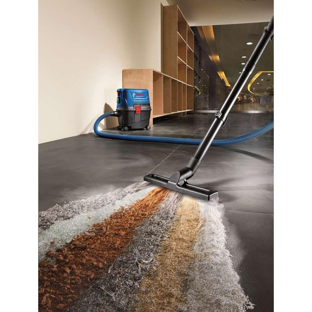 Bosch Professional: odkurzacz do pracy na sucho i na mokro GAS 15 (2 rury, zestaw dysz podłogowych, dysza do spoin, złączka kątowa, 1 wąż 3 m)