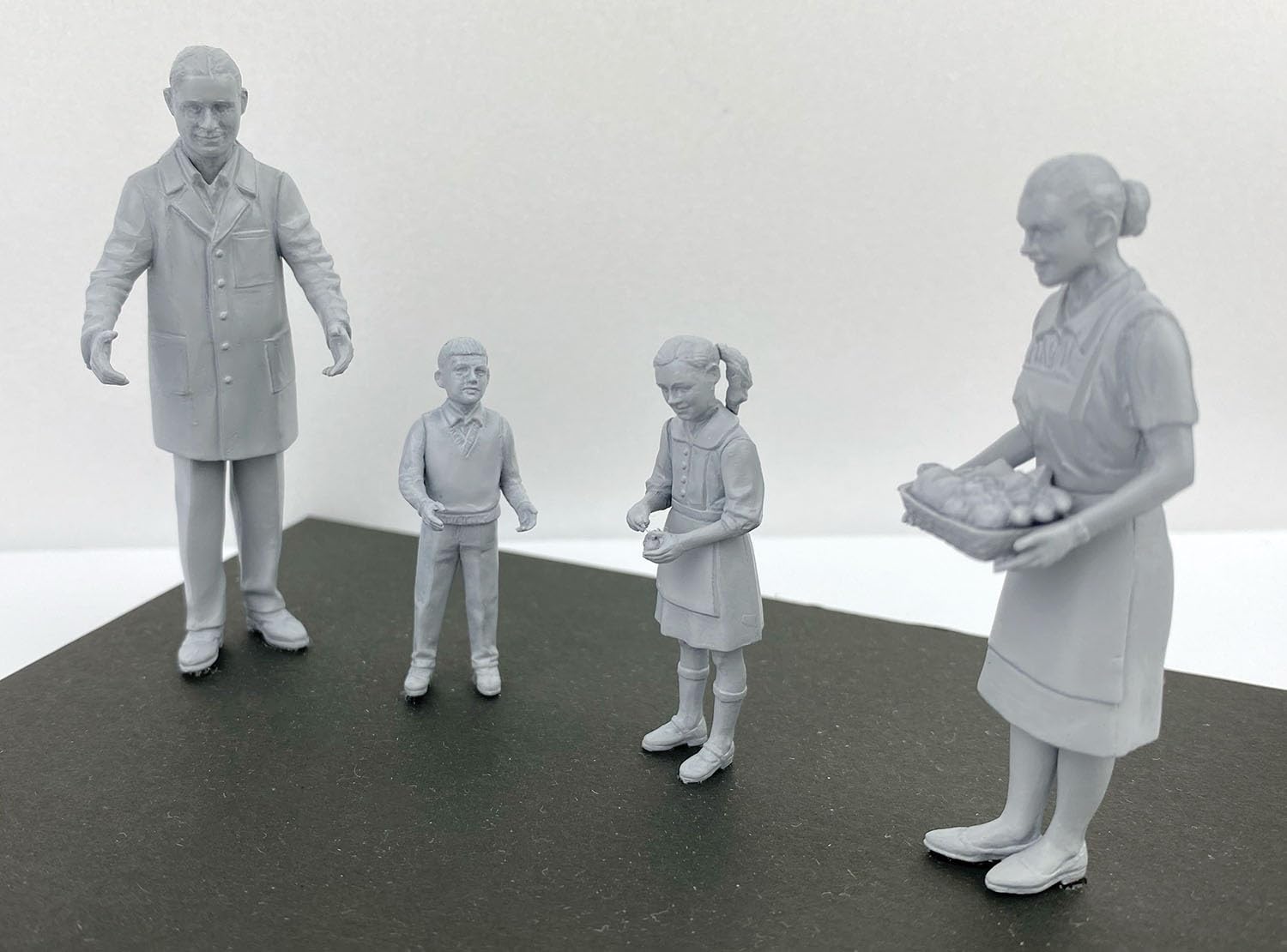 Eerel HE82758 1/24 City Mobile Sales Family 4 Figurki, model plastikowy