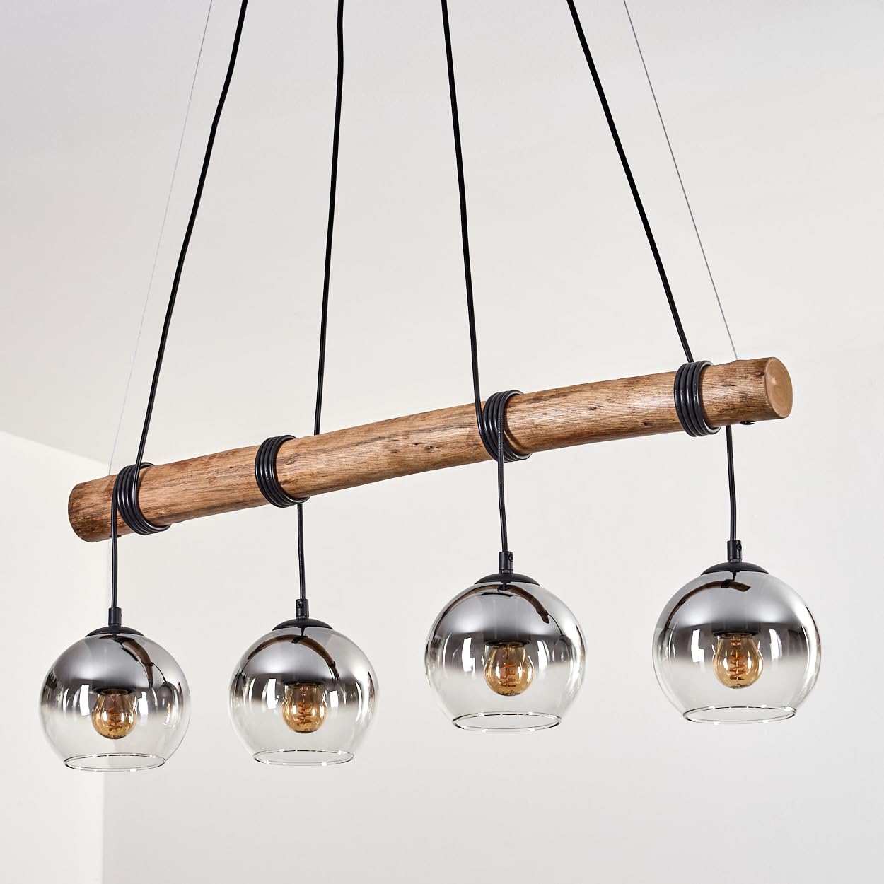 HOFSTEIN Pendelleuchte Koyoto, 4-flammige Hängelampe aus Metall/Holz/Glas in Schwarz/Natur/Rauch/Klar, Hängeleuchte mit Glasschirmen und Holzbalken, Höhe max. 150cm, E27, Esszimmer, Wohnzimmer, Küche