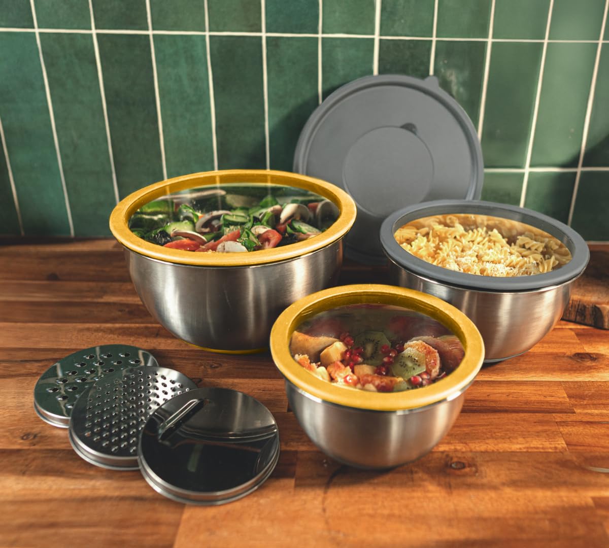 PIKA° 4-in-1 Edelstahl Schüssel Set (3-tlg) mit Glasdeckel & 3 Reibe-Aufsätzen | Multifunktions-Schüsseln zum Reiben, Rühren & Servieren | Stapelbar & Luftdicht | Ideal für Salat, Teig & Picknick