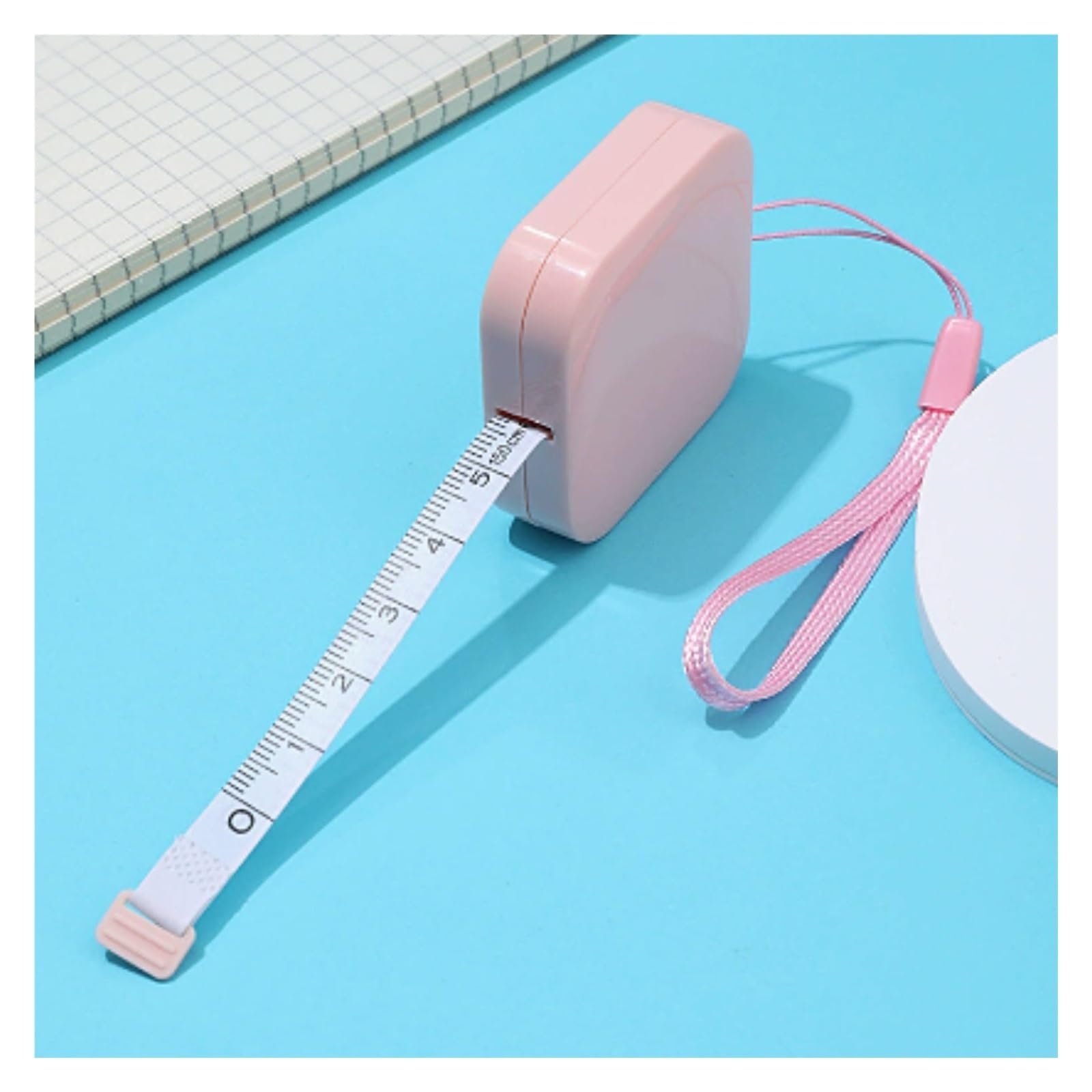 Cinta métrica compacta y Ligera con Doble Escala y retracción automática con un Solo Clic.