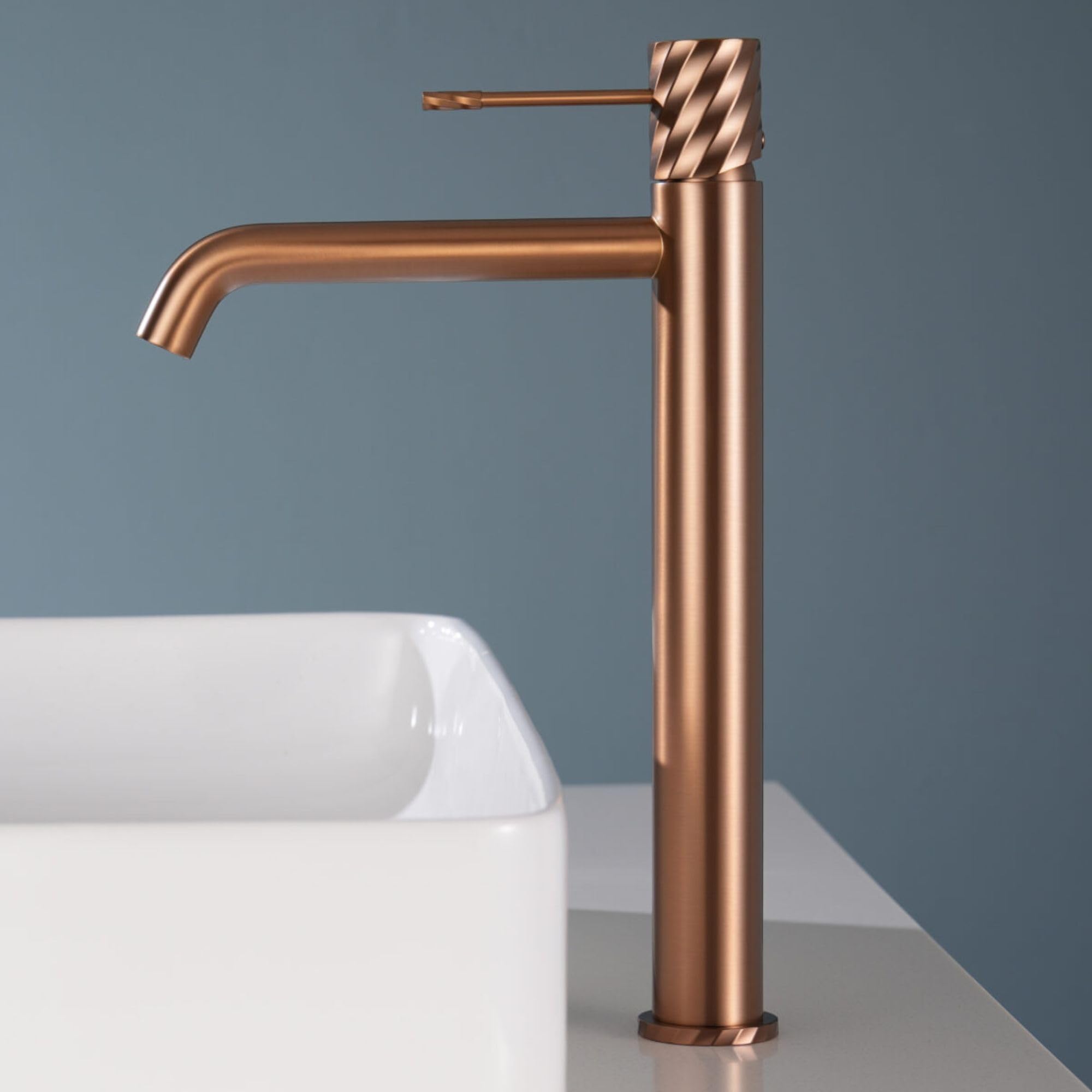 IMEX - Grifo Lavabo Oro Rosa Caño Alto | Grifo Baño Mezclador Agua Fria y Caliente | Grifería Monomando Efeto Cascada con Caño de Latón y Ahorro de Agua | Serie Bless | Color Oro Rosa Cepillado