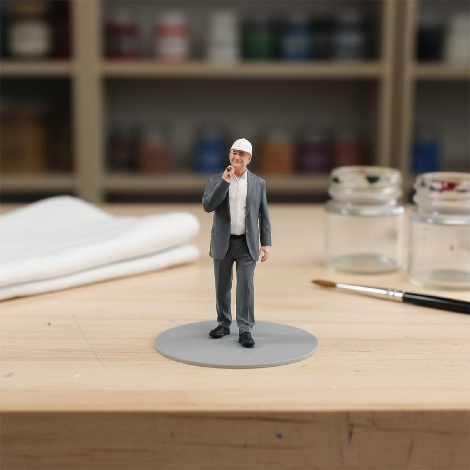 Figure da Cantiere Statuetta Miniatura Operaio Statico Modellino Scena Costruzione Resina Dettagli Dipinta a Mano Caratterizzata da Espressioni, Operaio Con Pala E Casco In Mano