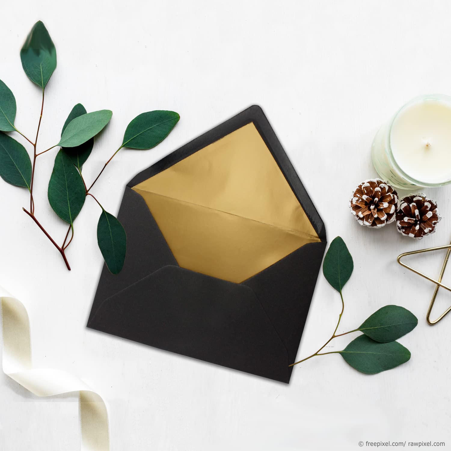 500 sobres DIN C5, 15,6 x 22 cm, de papel kraft en negro con forro de seda dorado, pegado en húmedo, de la serie UmWelt