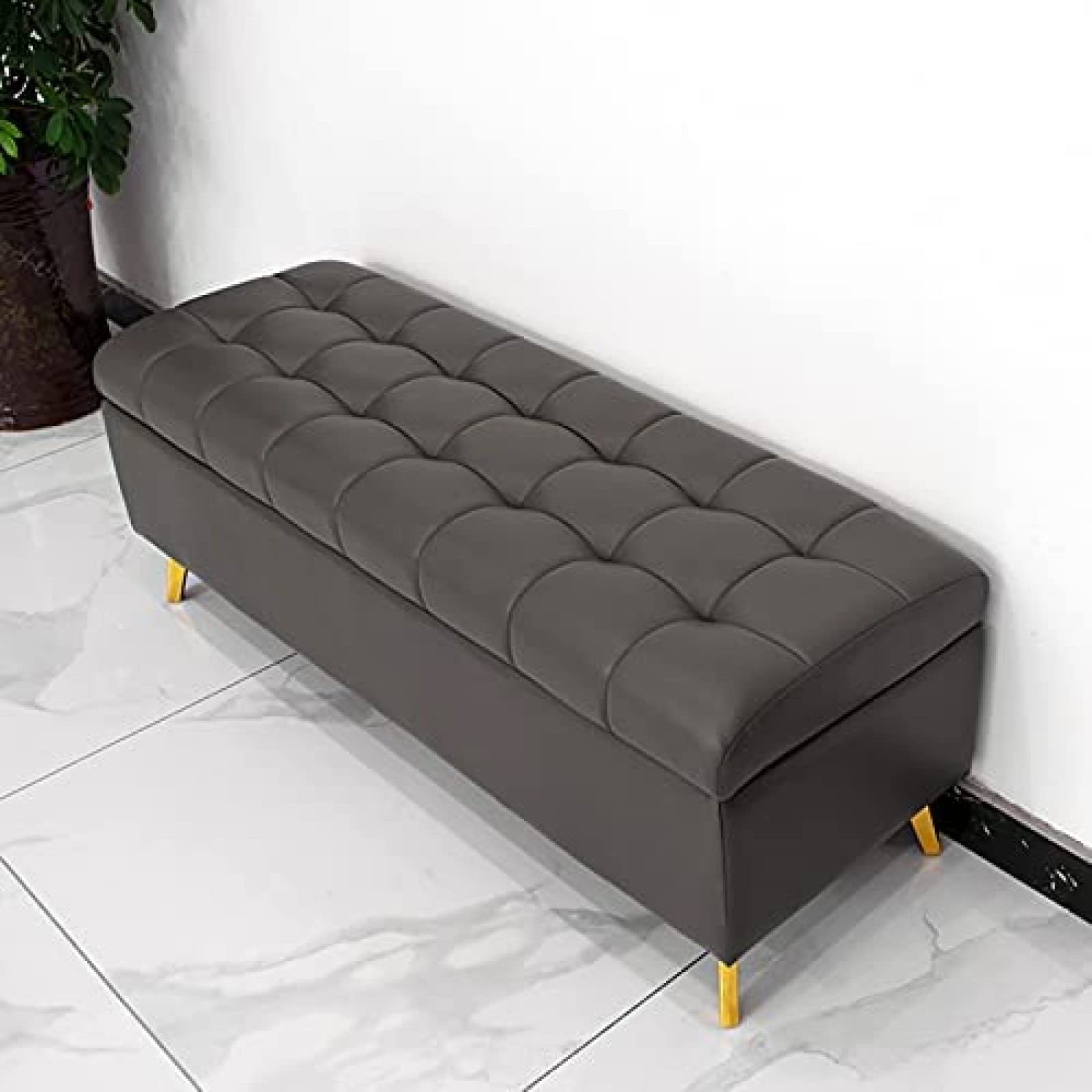 Banquette en similicuir marron au style moderne et épuré