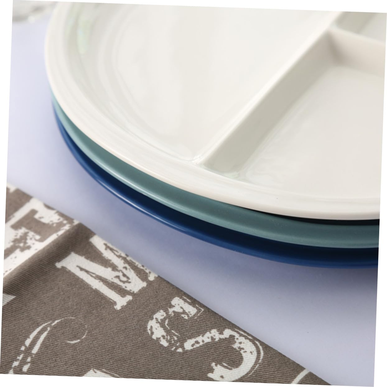 Assiette de Petit-déjeuner en Céramique Blanche Trois Compartiments, Bord Lisse, Assiette Ronde Simple pour Magasin de Meubles ou Salon de Thé Style Aléatoire