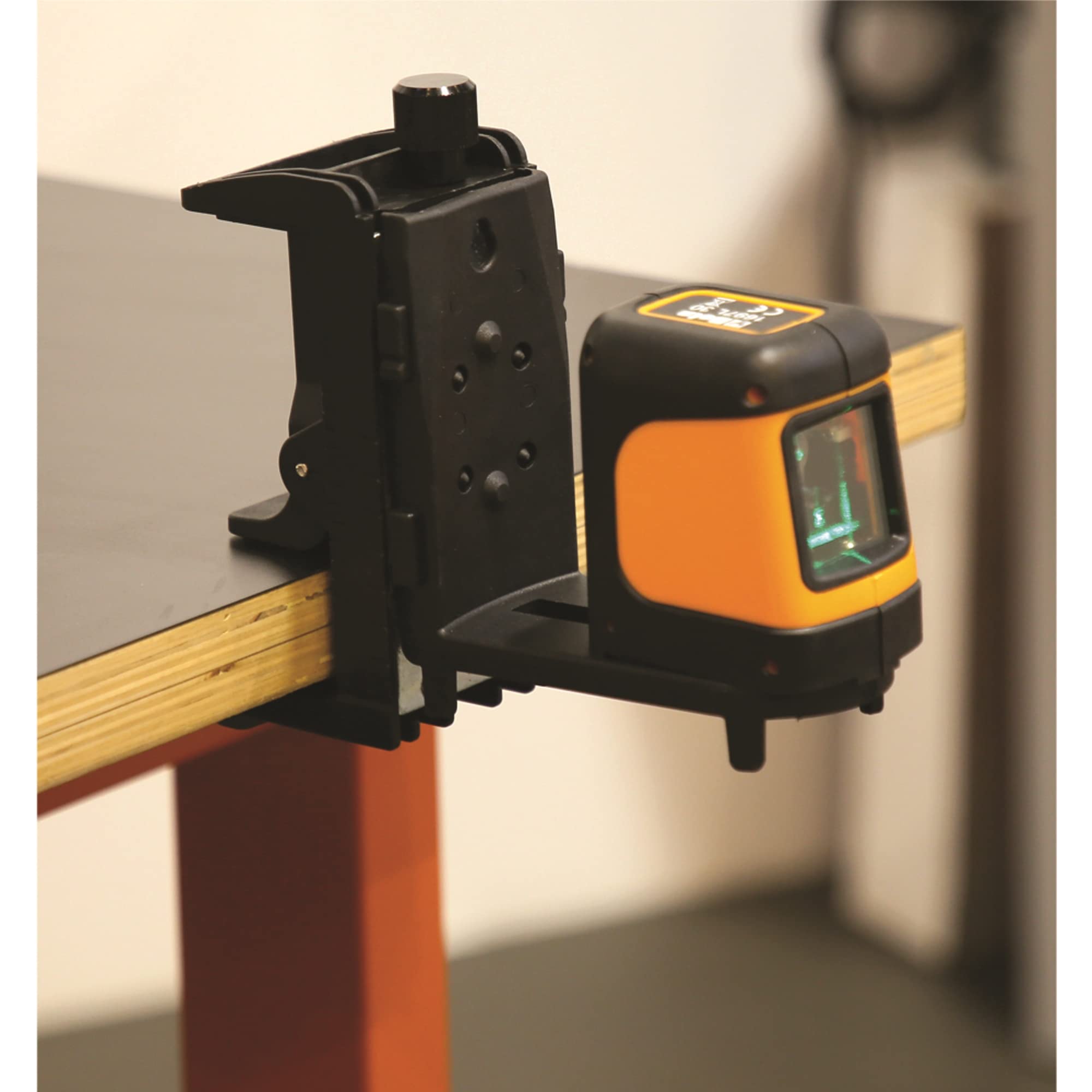 Beta 1697 30 - Livella laser a croce 30 metri, raggio verde con supporto magnetico e morsetto da parete in valigetta
