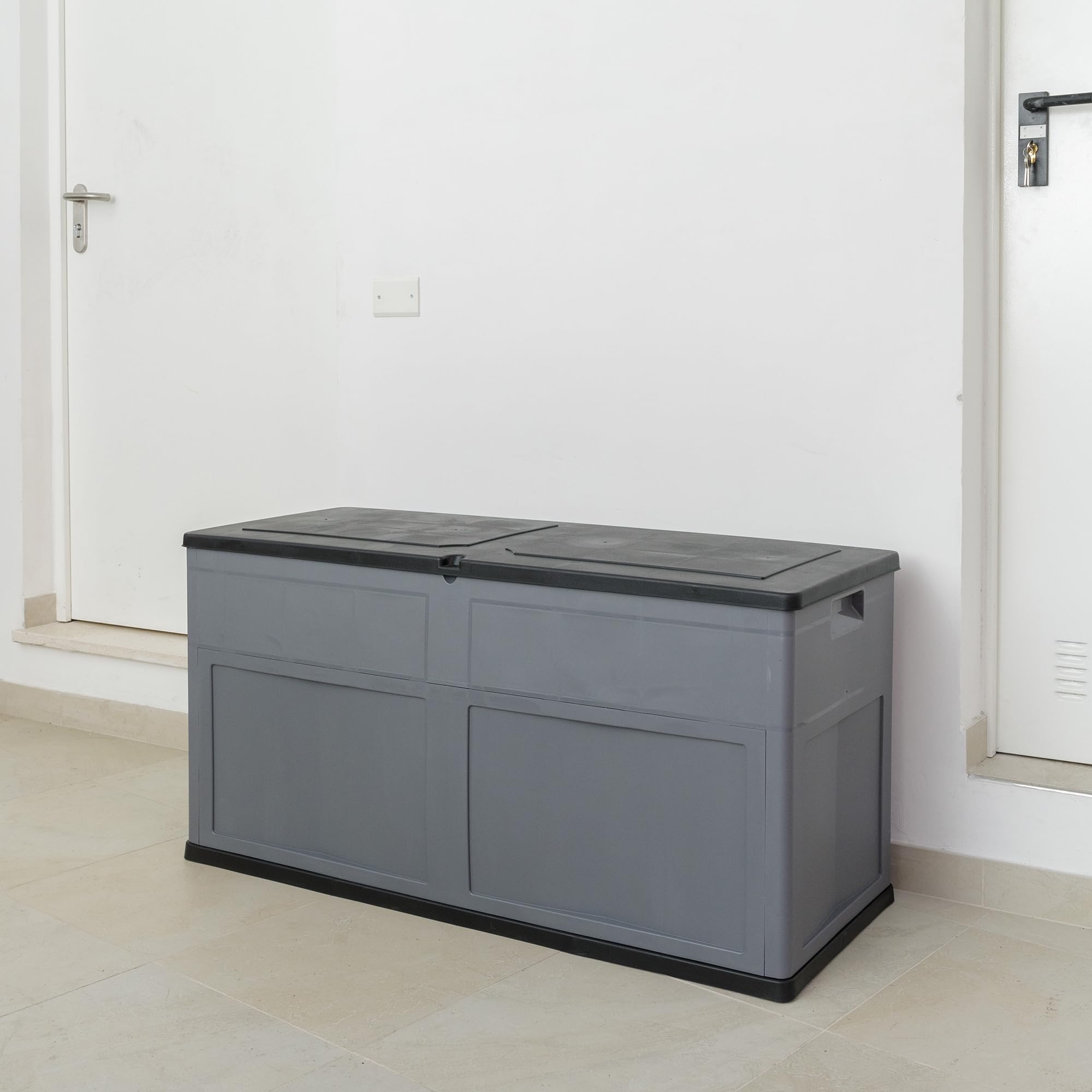Toomax Baule Multibox Trend 320L finitura elegante nero/grigio basalto 119x46x60h cm, in plastica riciclata resistente ai raggi UV, con chiusura per lucchetto, ideale per interni ed esterni