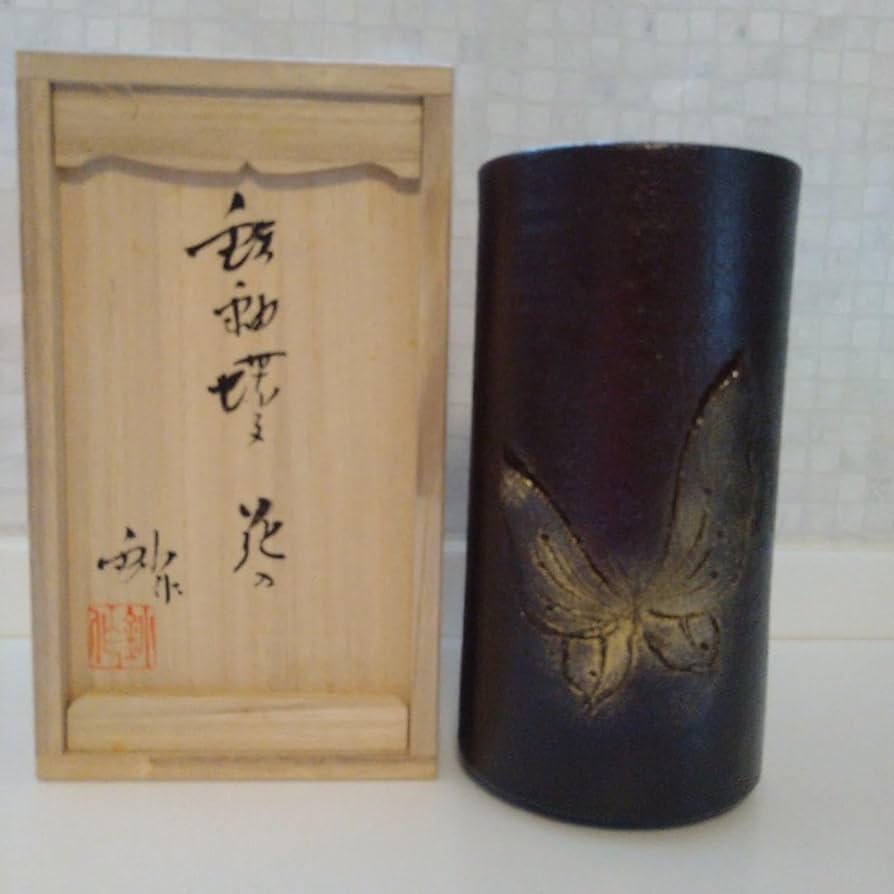 加藤釥　鮮やかな「釉彩蝶文　花入」 委託販売品紹介～加藤釥作 釉彩蝶文花入