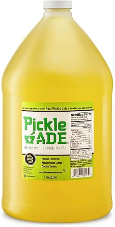 PickleAde Real Dill Pickle Juice مع الكركم, 1 جالون 128 أوقية | تخفيف تشنج العضلات والساق | مشروبات رياضية ذات حجم كبير | استبدال الكهارل | مخلل | عصير كوشر مخلل لخلاطات الكوكتيل ، التخليل ، النكهة والمخللات