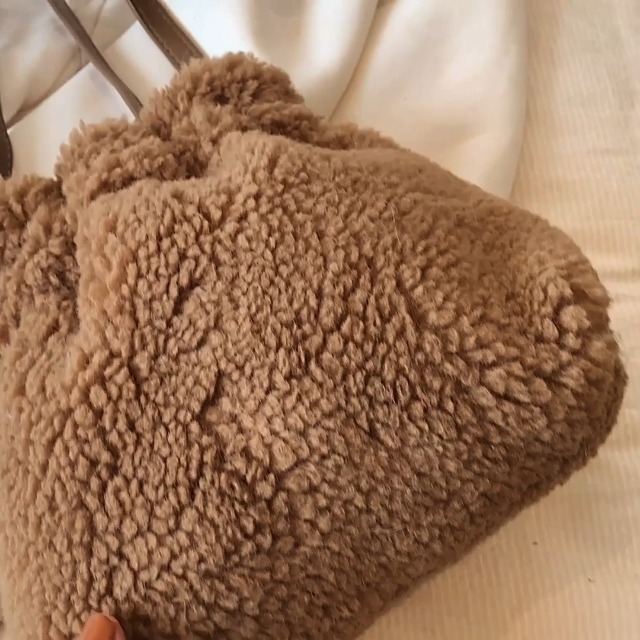 Bolso de hombro tipo bucket de peluche para mujer miniatura 7
