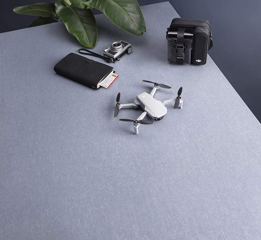 DJI Mini 2 Fly More Combo (EU) + Care Refresh (auto-aktiviert) - 4K Video-Drohne mit Zubehör und inklusive Schutzpaket für ein sorgenfreies Fliegen, 1er Pack