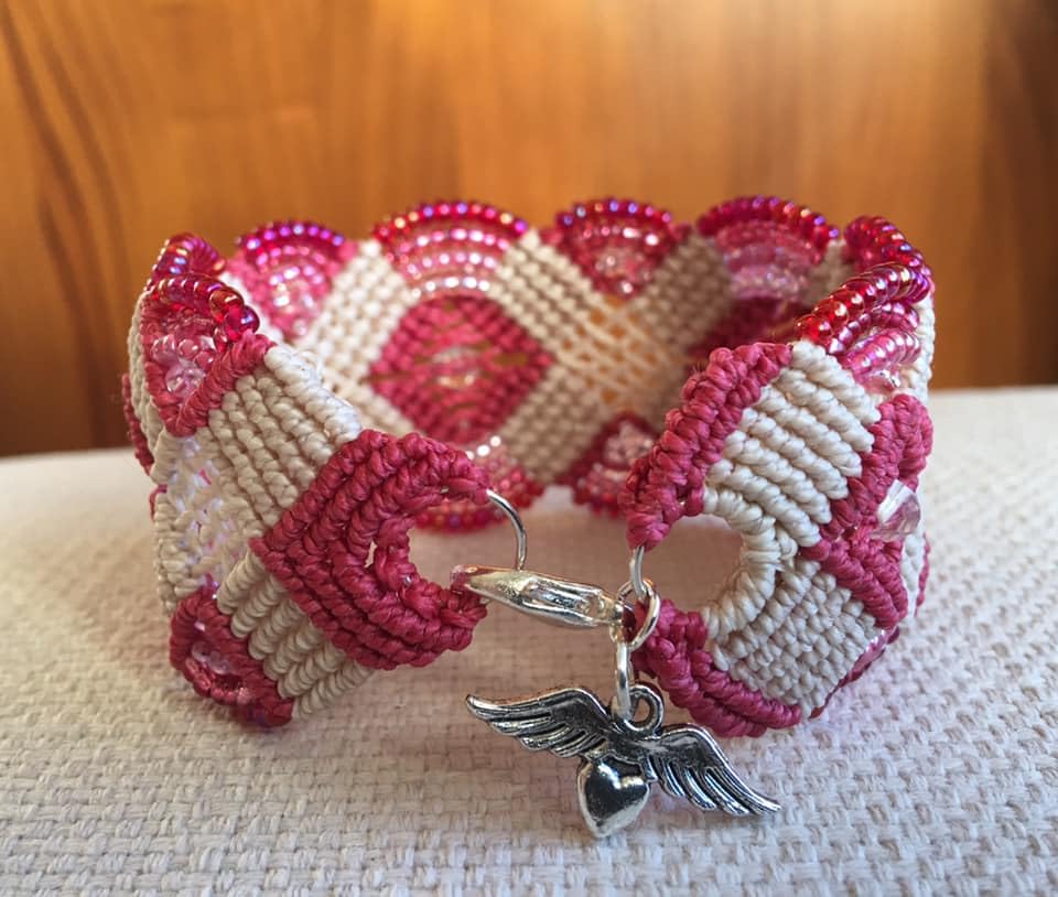 Genérico Brazalete ancho macramé hecho a mano con hilo encerado en tonos beige y rosa y cuentas y rocallas cristal a juego Colgante alitas y cierre mosquetón