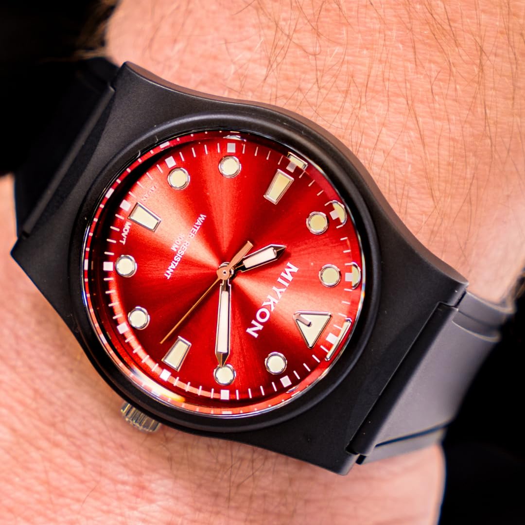 Miykon Montre étanche pour homme | Montre analogique décontractée noire facile à lire | Résine légère et résistante aux chocs, aiguilles et trotteuse lumineuses, quartz japonais avec autonomie de 4