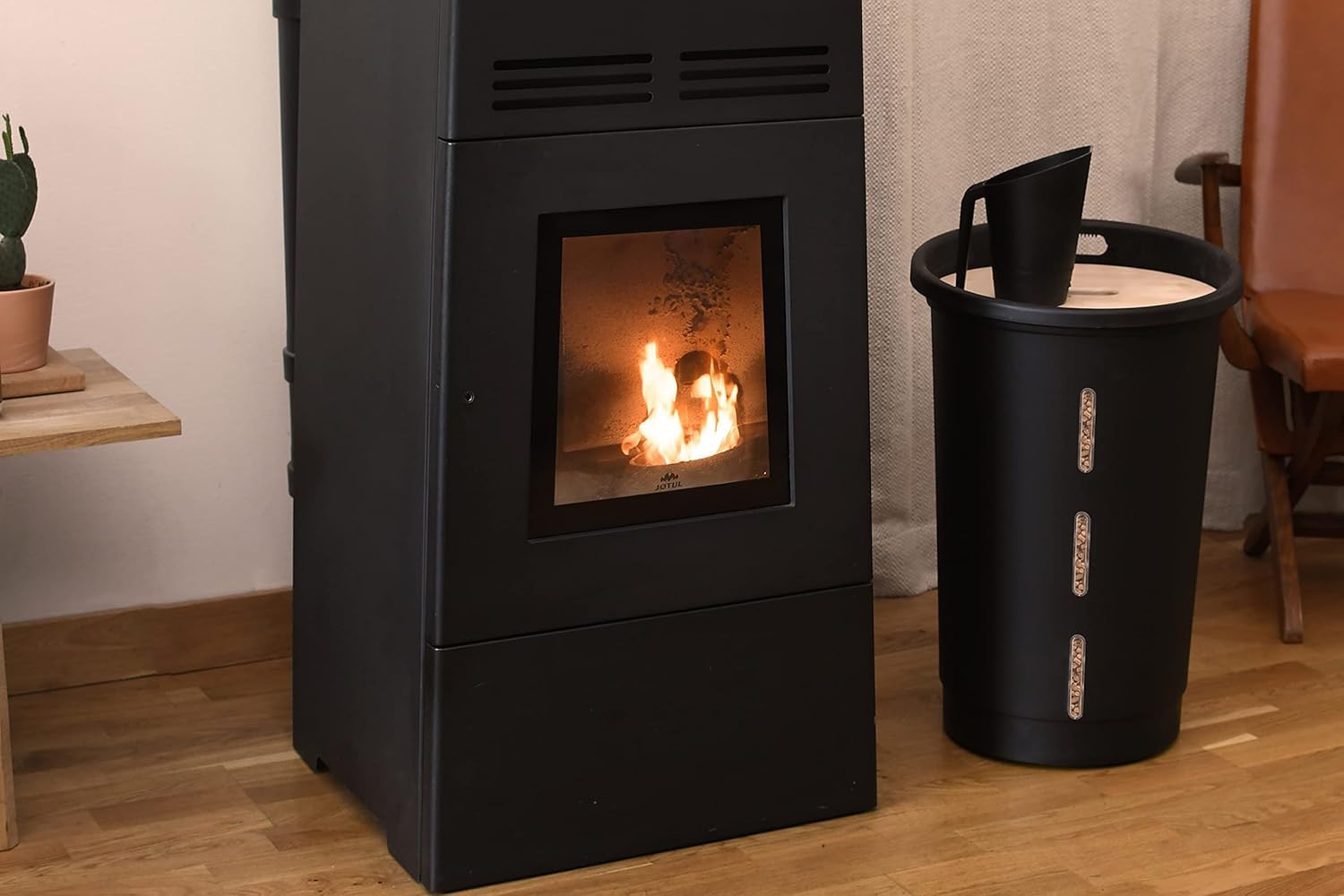 EDA - Baule per pellet Jura Montania con ruote 38 L - per 25 kg di pellets - nero, 010478 NO, Ø 39,7 x 60,5 cm