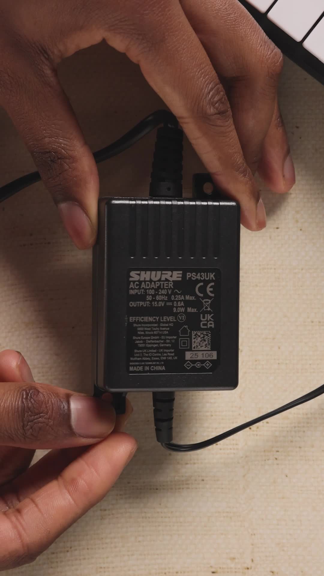 Shure PS43UK - Alimentatore UK 15 V DC In Linea Dispone Di 2