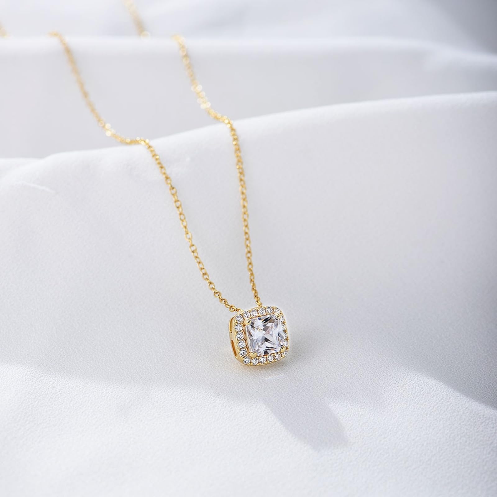 Złoty naszyjnik damski 9kt/14kt/18 karatów, syntetyczny diamentowy kwadratowy wisiorek, regulowany łańcuszek 40 + 5 cm
