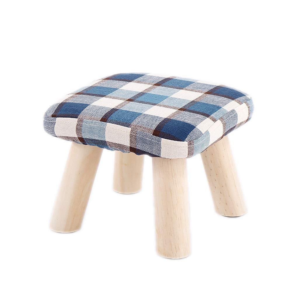 Tabouret de rangement bleu contre le désordre du salon pouf