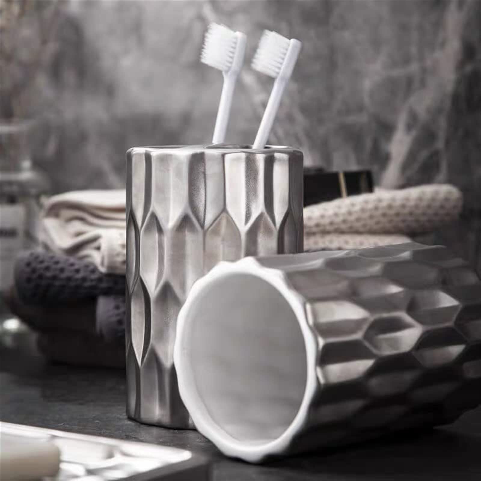 Set di biancheria da bagno in ceramica color argento, include portaspazzolino da denti, tazza e dispenser di sapone