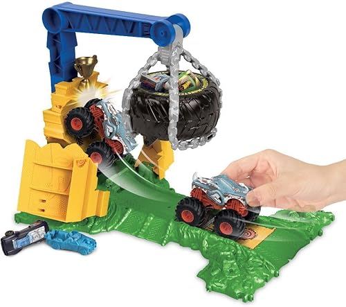 Miniatura 10 de Hot Wheels Monster Trucks Rhinomite Chargin' Challenge Playset con un camión de rinomita de juguete a escala 164 y 2 autos triturados