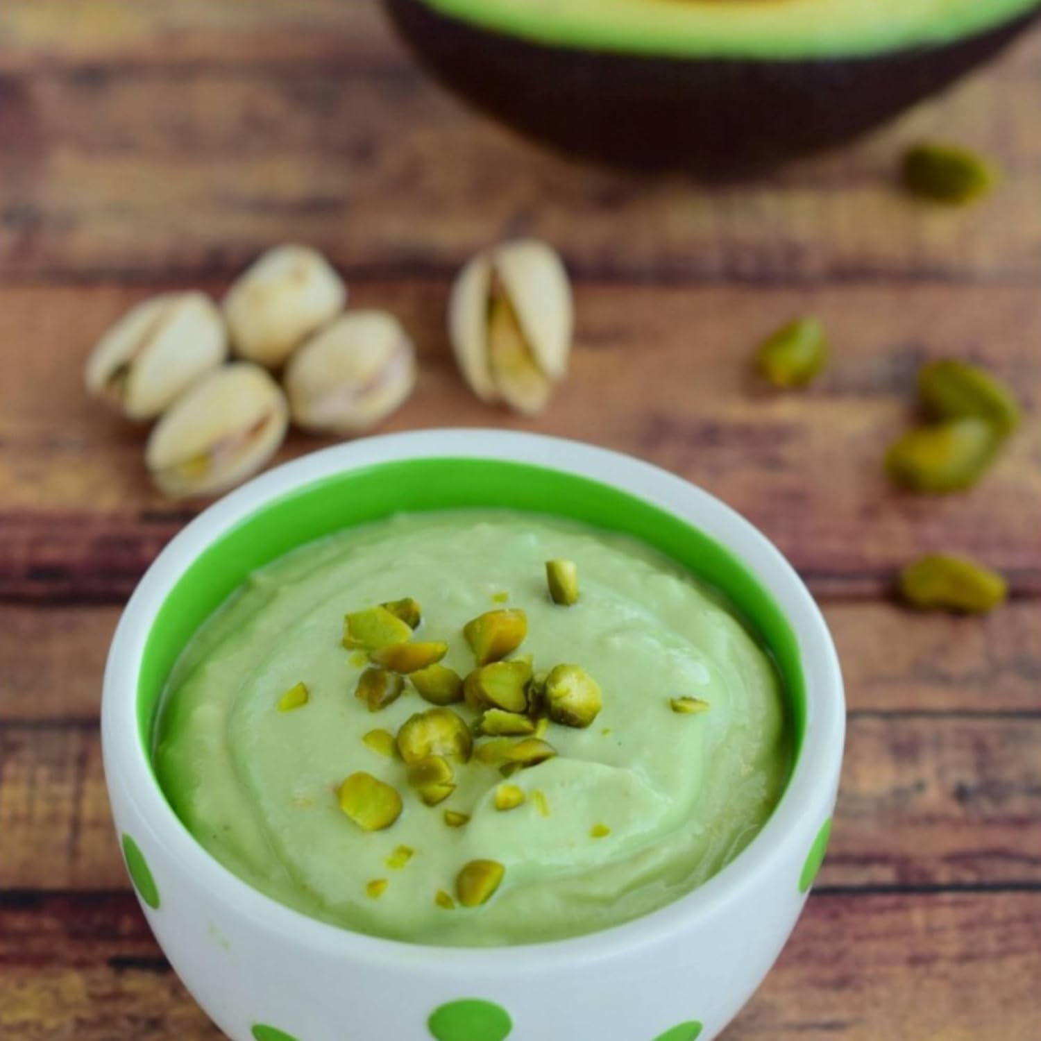 HiFood Pistacje prażone i solone, w łupinach 1 kg, duże opakowanie, chrupiące, idealne na aperitif i jako przekąska, naturalne źródło żelaza