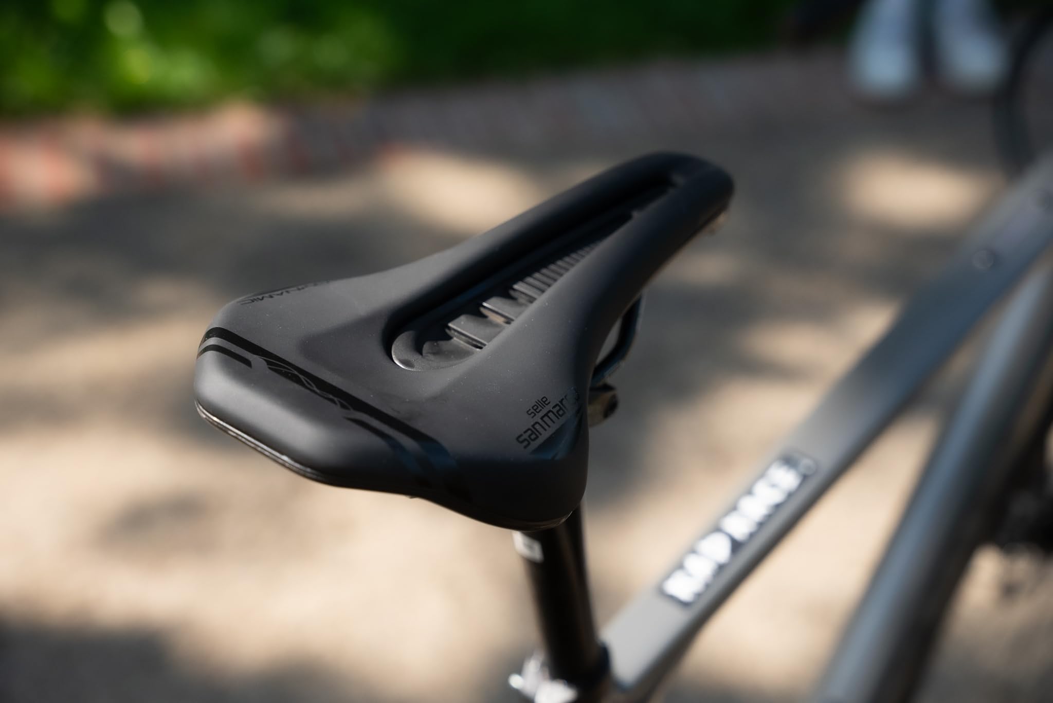 Selle San Marco GROUND Shield Dynamic – Sella MTB/Off-Road con Protezione Fango, Foro Centrale Open Fit, Telaio in Acciaio Manganese
