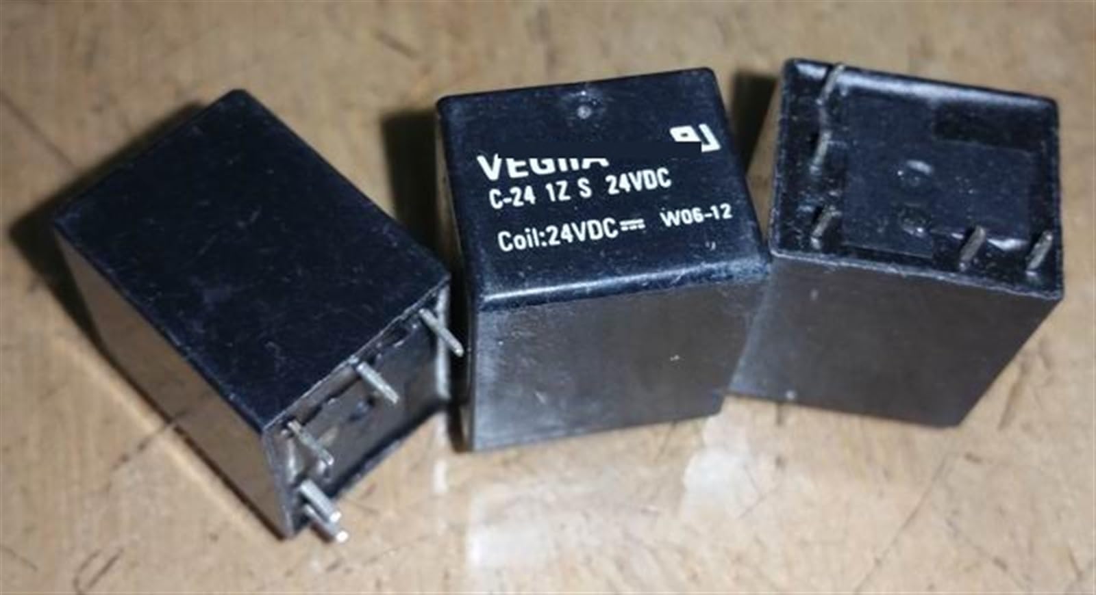Relé 24VDC 5 pines evita sobrecargas en circuitos C-24 1Z S 2