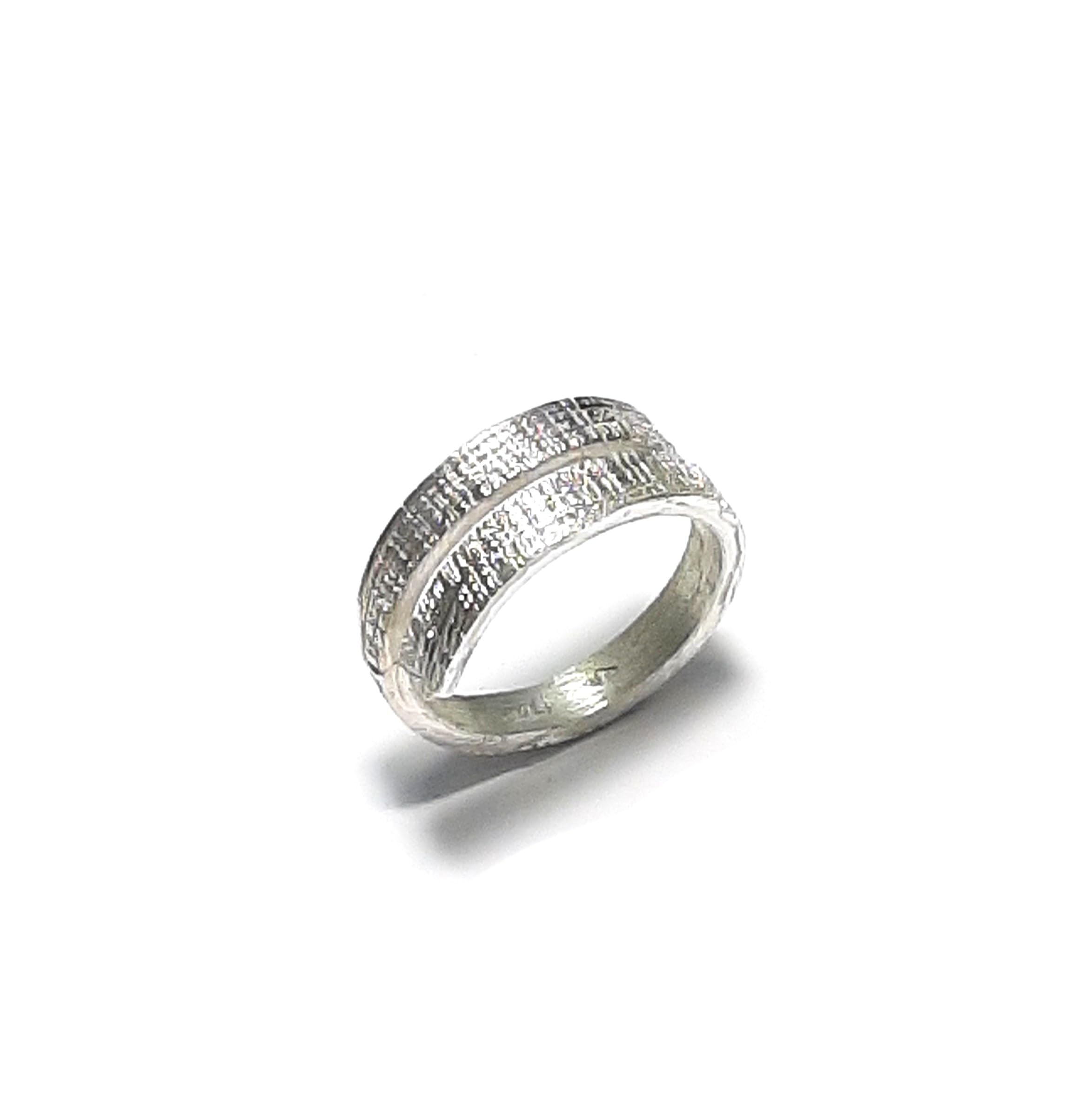 Bague ouverte en argent massif ciselé, la solution pour les doigts sensibles