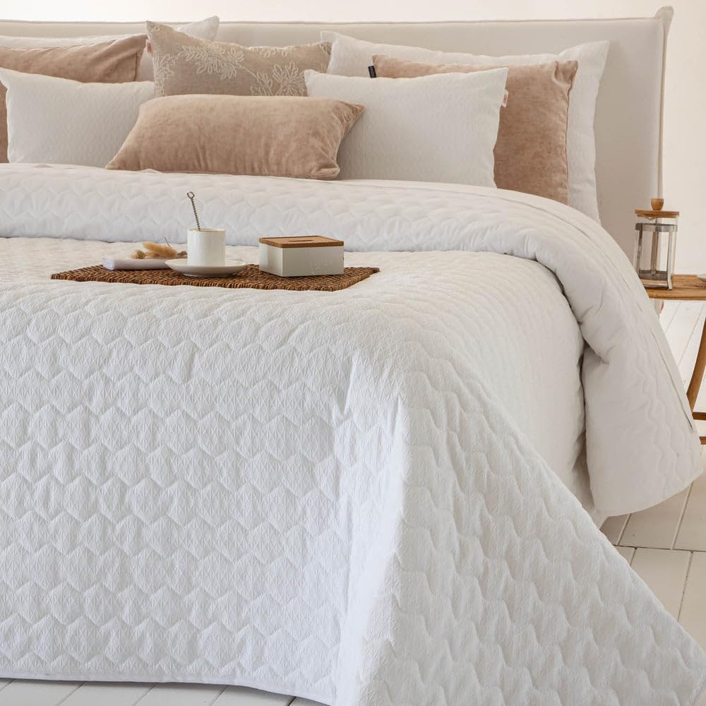 Henko - Colcha Cama 135 - Tejido Jacquard Color Blanco - Acolchado Ligero de 80 gr - Ideal para Primavera y Otoño - Fabricado en España - 235x270 cm (Arenys Blanco)