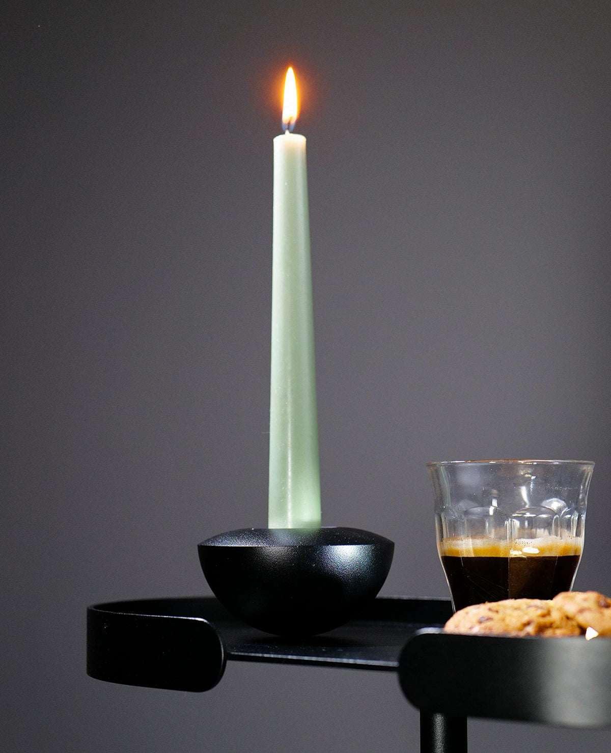 Moderner Aluminium Kerzenhalter, kippstabil & schaukelnd, für Stabkerzen & Teelichter, Elegantes Design, hochwertig & schwer – Rocky Kerzenständer (Schwarz)