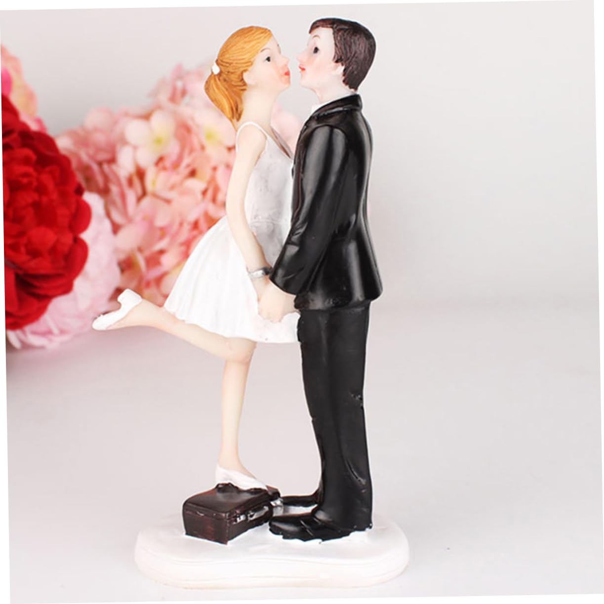 Abaodam 2stücke Braut Und Bräutigam Figuren Aus Resin Hochzeitskuchen Deko Süße Tortenaufsätze Für Hochzeit Und Feiern Liebevolle Tortendekorationen Teiliges
