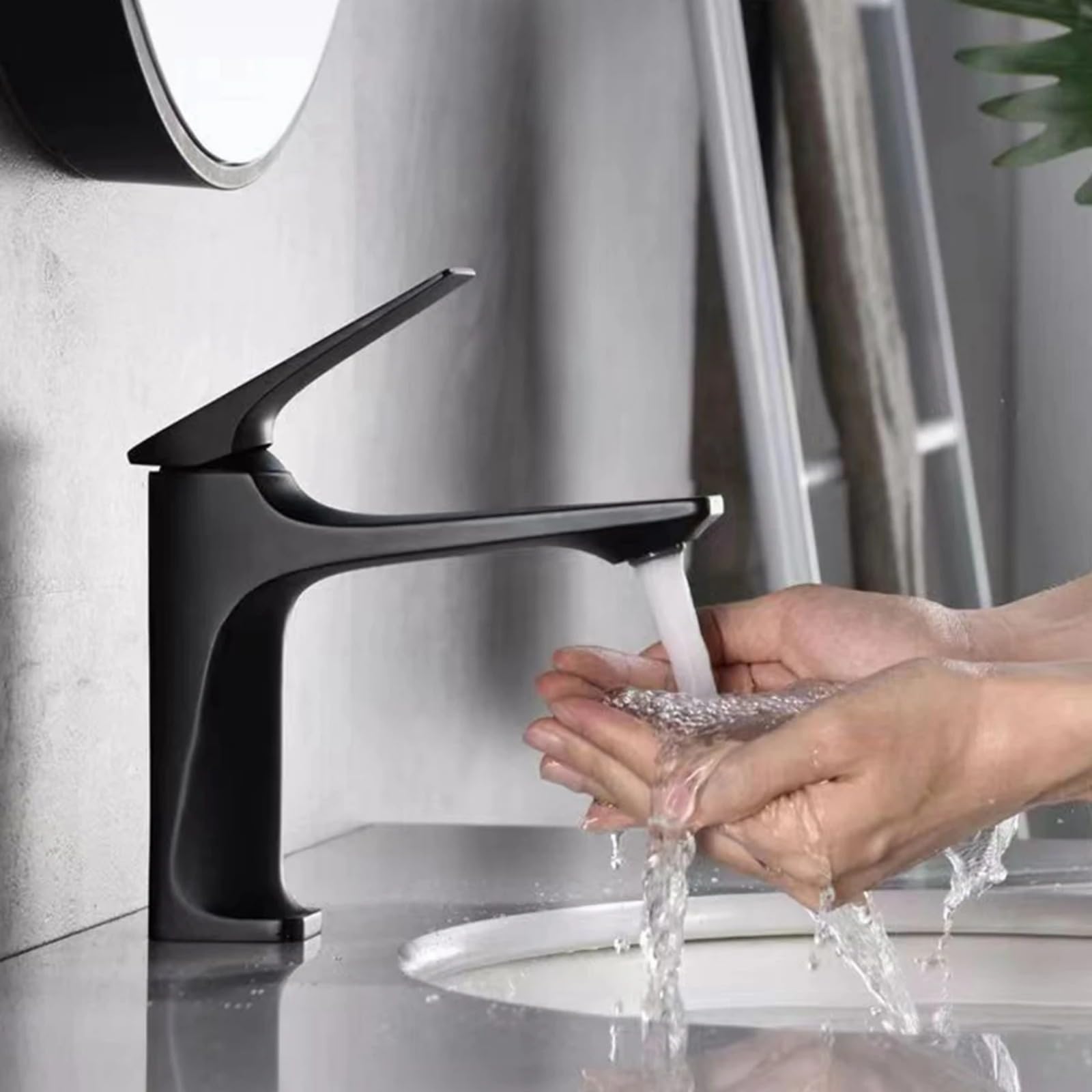Robinet de lavabo gris et noir mat pour moderniser une salle de bain familiale